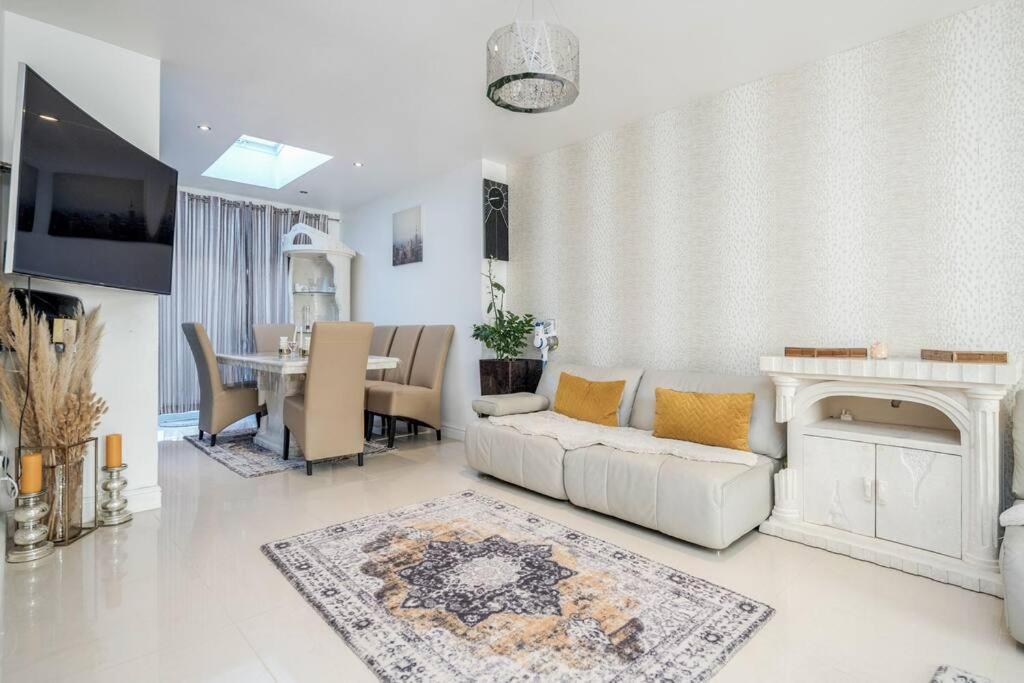 Spacious 5 Bed, 2 Bathrooms House With A Private Garden Semesterbostad *