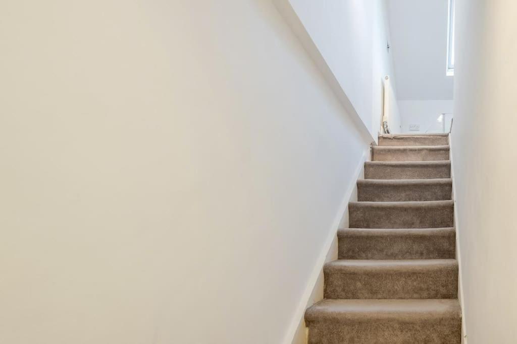 Spacious 5 Bed, 2 Bathrooms House With A Private Garden Semesterbostad *