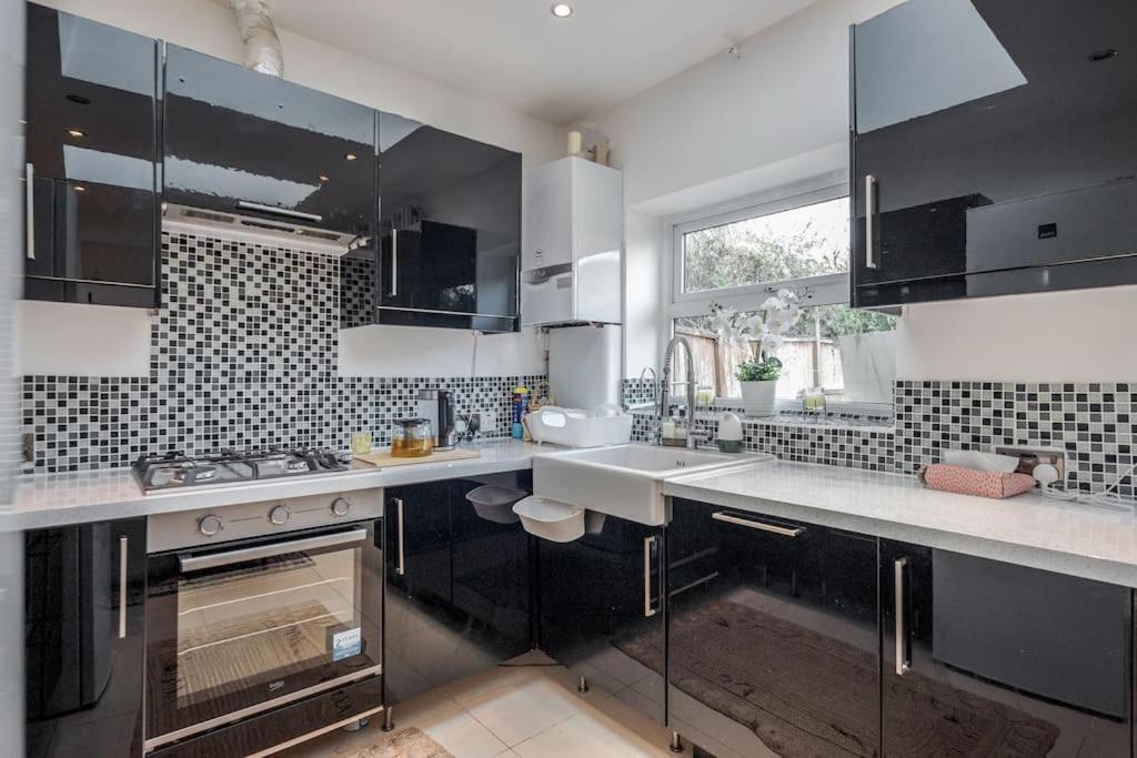 Semesterbostad Spacious 5 Bed, 2 Bathrooms House With A Private Garden