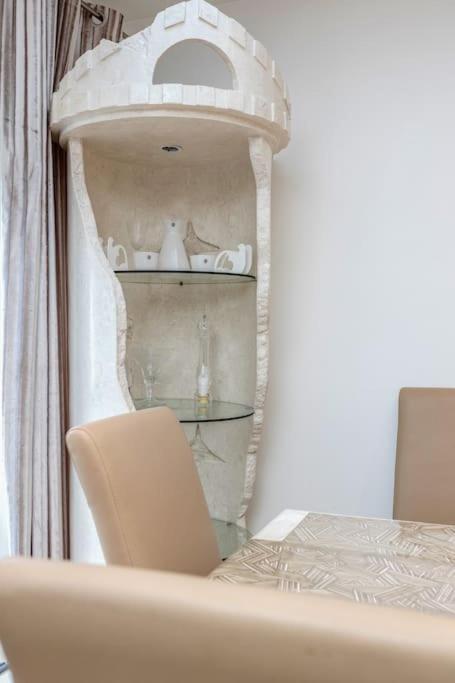 Spacious 5 Bed, 2 Bathrooms House With A Private Garden Semesterbostad *