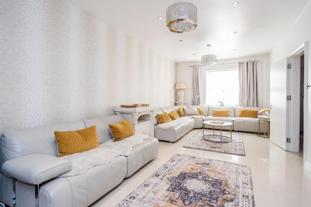 Spacious 5 Bed, 2 Bathrooms House With A Private Garden Semesterbostad London