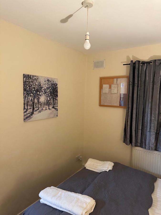 Amazing And Lovely 2- Bedroom First Floor Flat Leilighet London