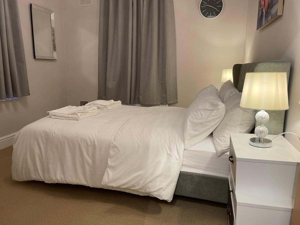 Luxury 5 Star - Parking, Garden, Nr Greater Metro Stations Appartement Londen