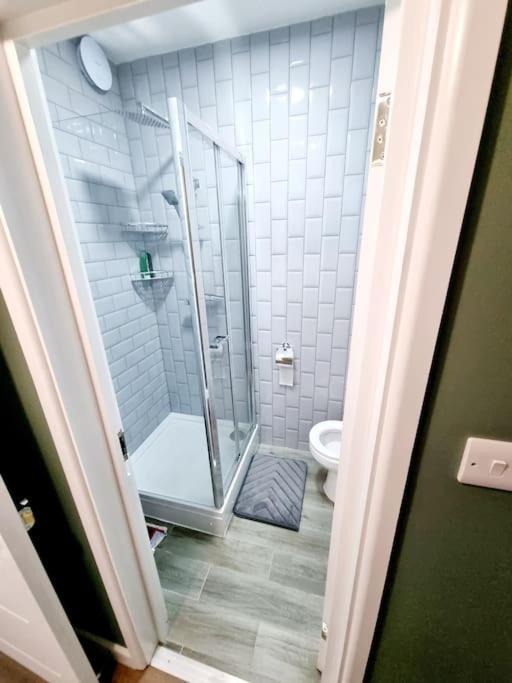 Beautiful Modern On Wick Lane Apartment *