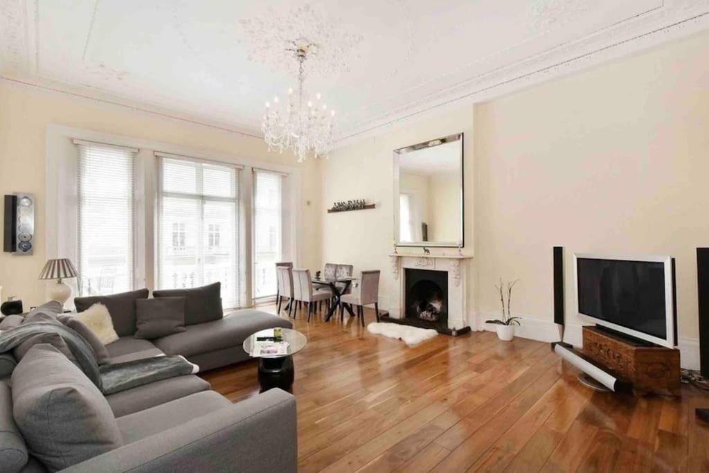 Stunning Grand 2 Bed, 2 Bath Apartment, Appartement *