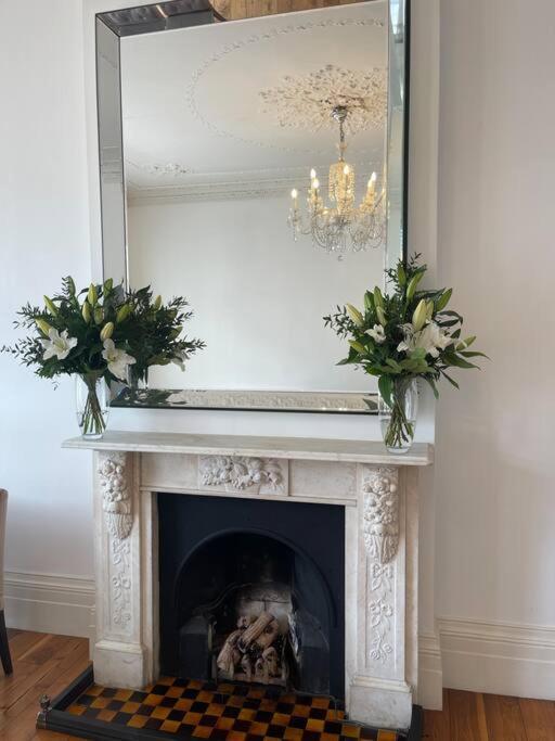 Apartment Stunning Grand 2 Bed, 2 Bath Apartment, London