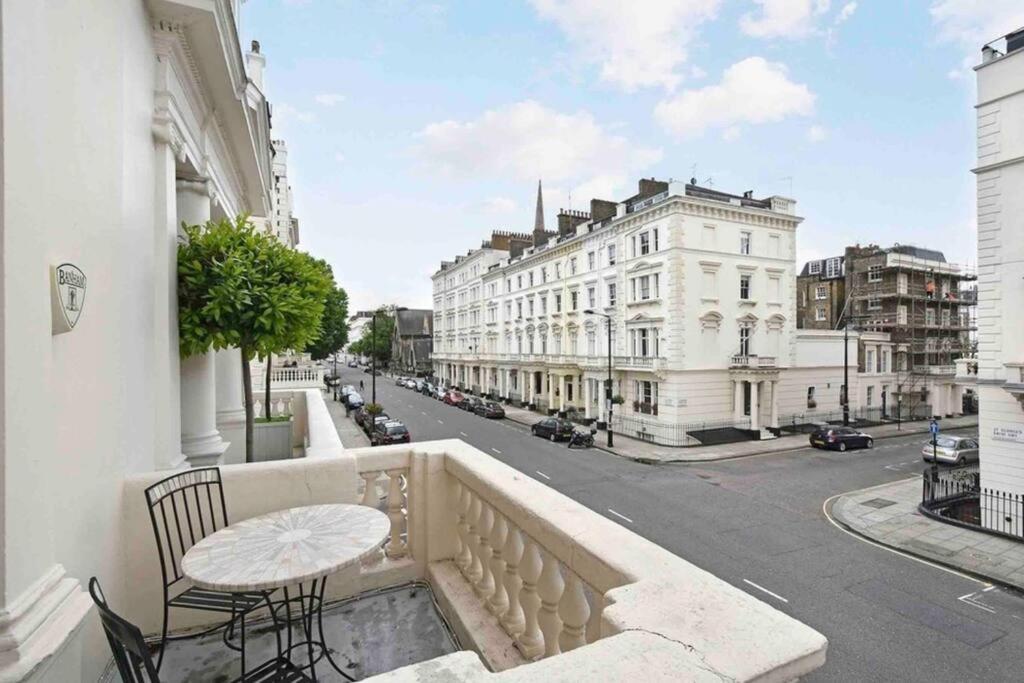 Stunning Grand 2 Bed, 2 Bath Apartment, Apartment London