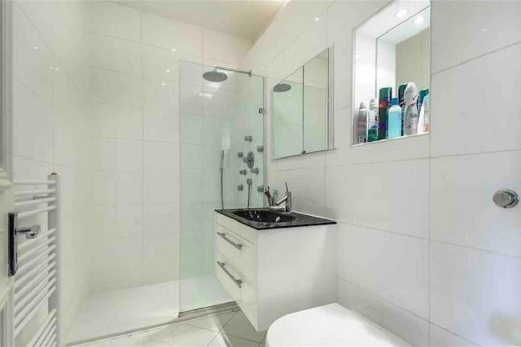 Apartment Stunning Grand 2 Bed, 2 Bath Apartment, *