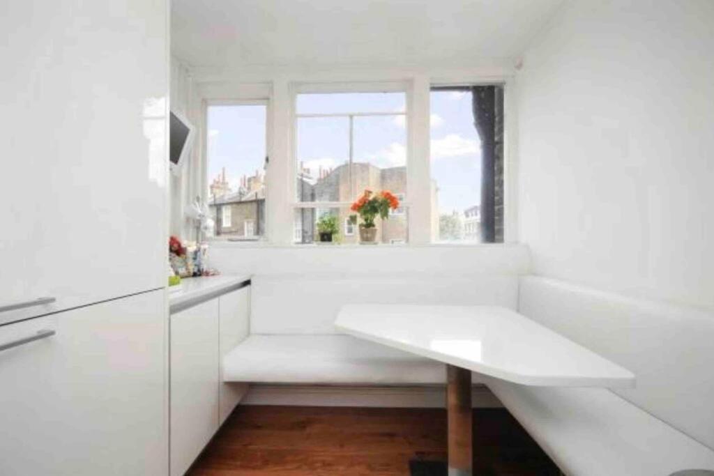 Apartment Stunning Grand 2 Bed, 2 Bath Apartment, London