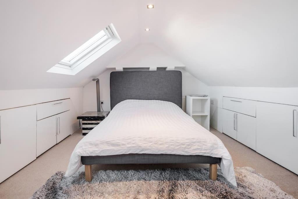 Spacious 5 Bed, 2 Bathrooms House With A Private Garden Semesterbostad