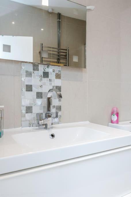 Spacious 5 Bed, 2 Bathrooms House With A Private Garden Semesterbostad *