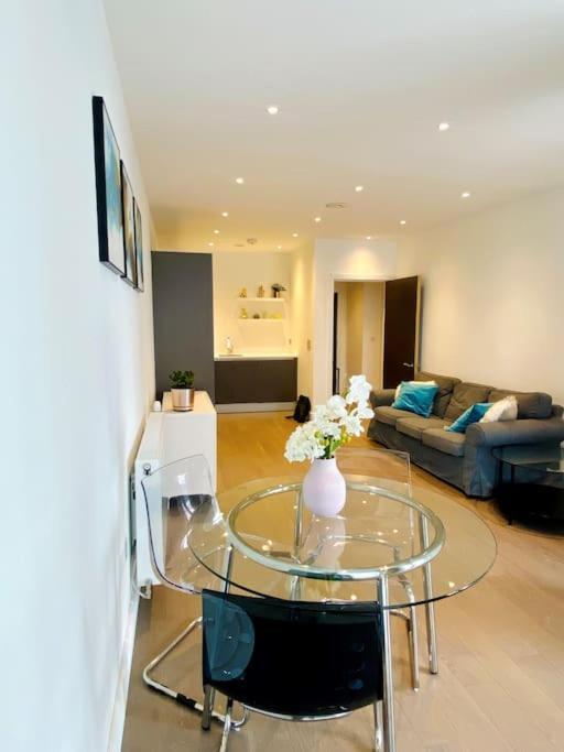 Lovely 1 Bed Flat In North Kensington Lägenhet