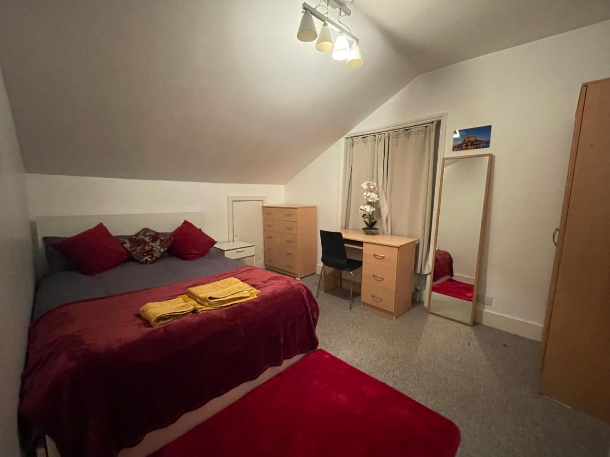 Cozy & Spacious 2 Mins Away From Train Station * Londen