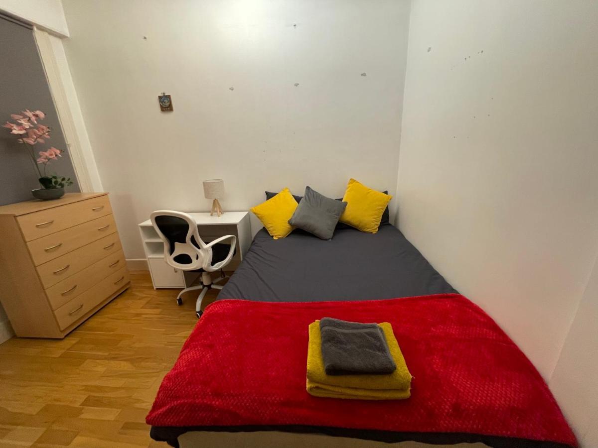 Cozy & Spacious 2 Mins Away From Train Station * Londen