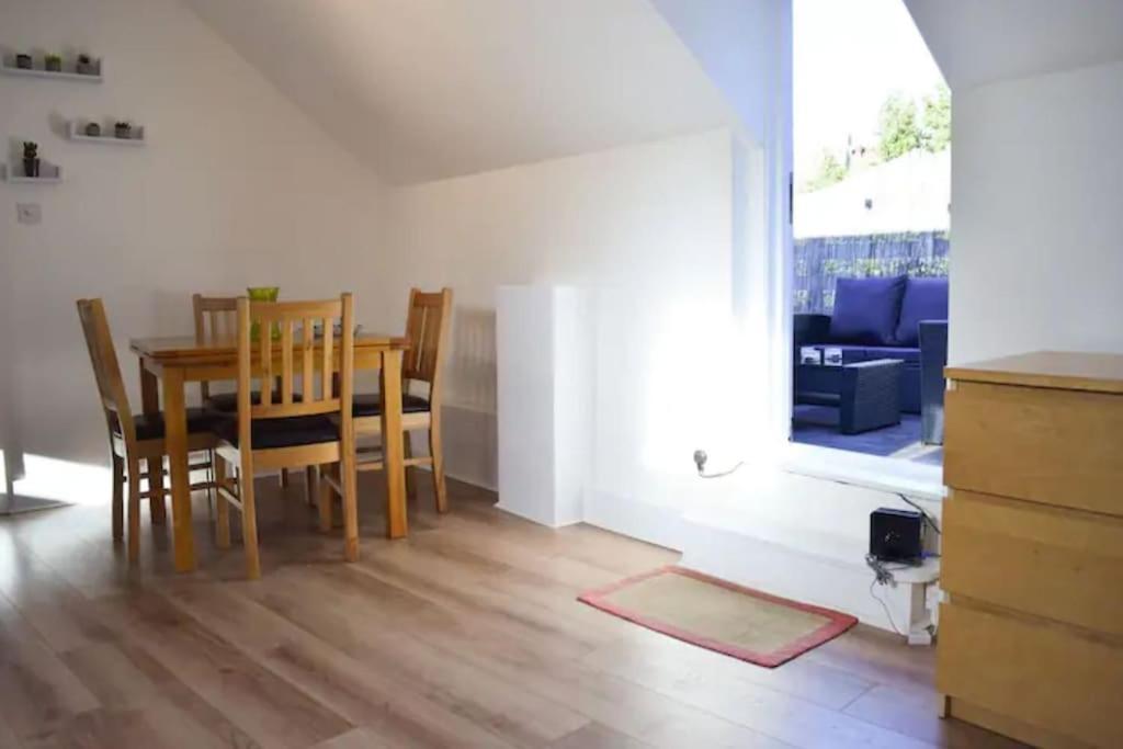 Lejlighed Spacious 1 Bedroom W/ Outdoor Terrace