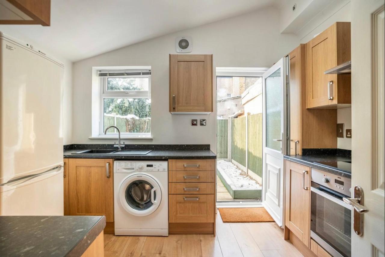 2 Bed Terraced House With Loft In Stratford Semesterbostad *
