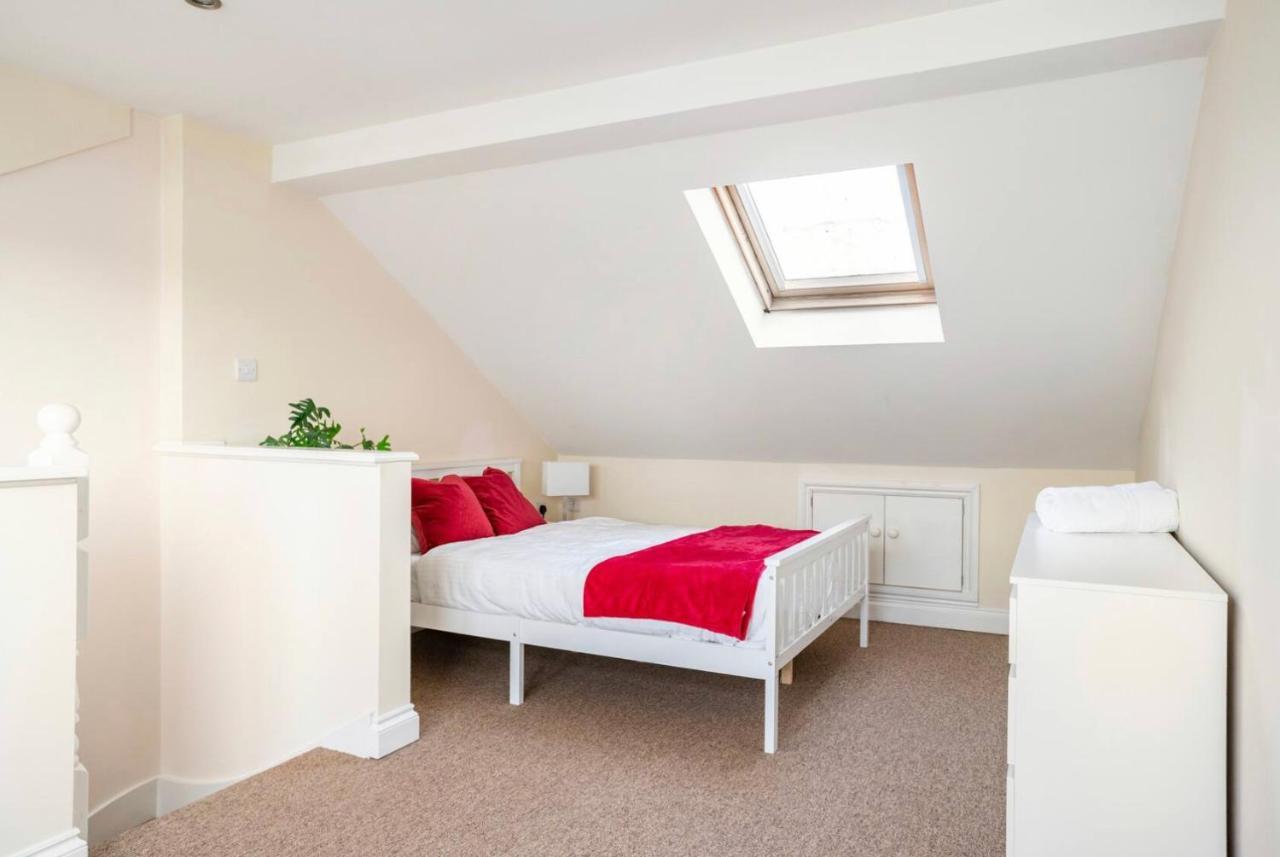 2 Bed Terraced House With Loft In Stratford Semesterbostad London