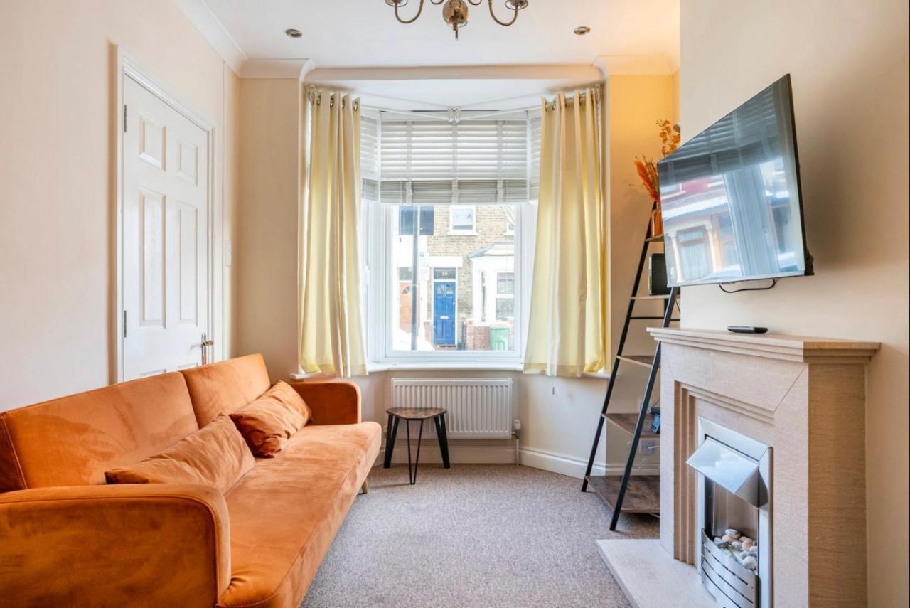 Semesterbostad 2 Bed Terraced House With Loft In Stratford