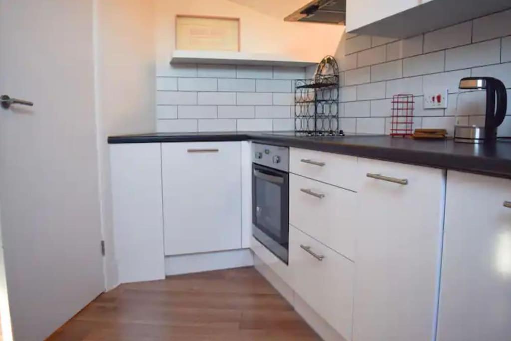 Spacious 1 Bedroom W/ Outdoor Terrace Lejlighed