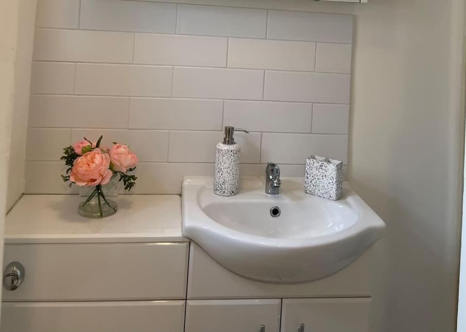 Spacious 1 Bedroom W/ Outdoor Terrace Lejlighed London