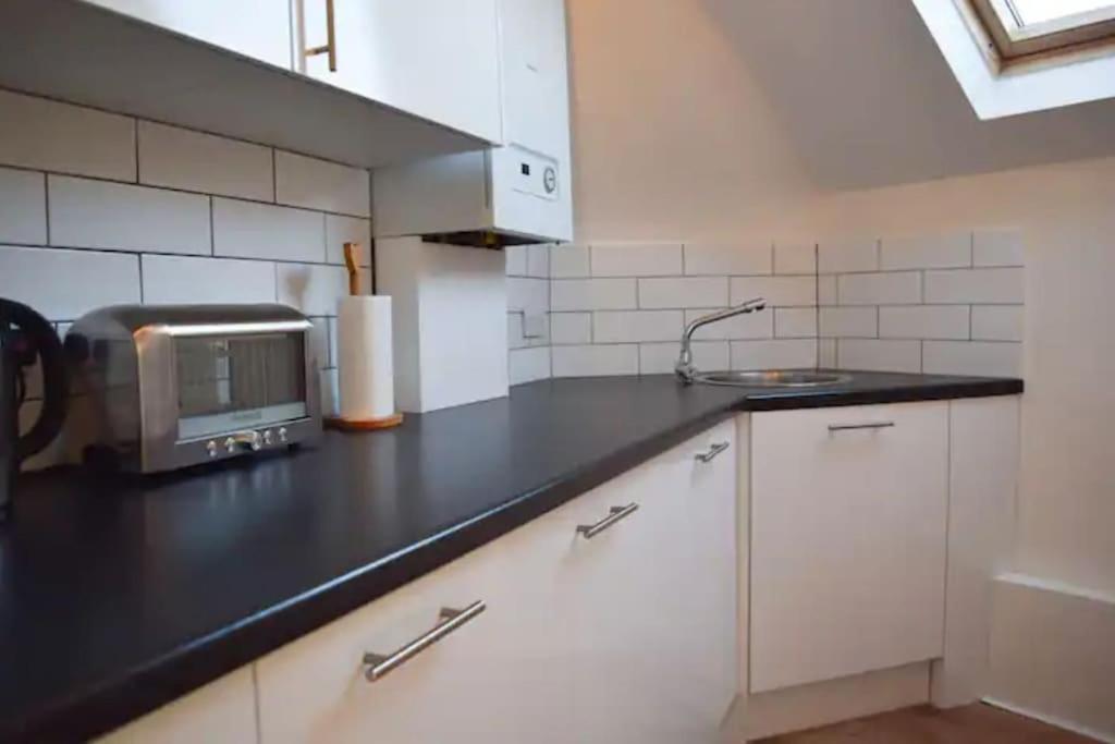 Spacious 1 Bedroom W/ Outdoor Terrace Lejlighed