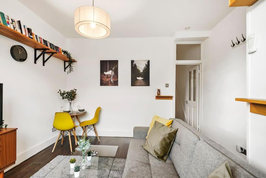2 Bed Garden Flat Leyton Village Lägenhet *