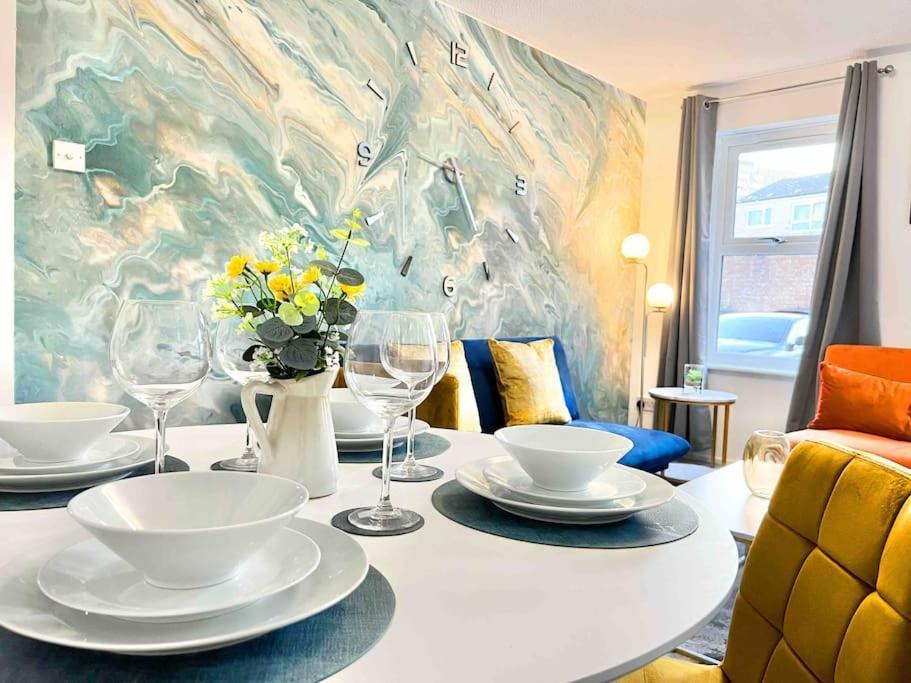 Free Parking - Business Or Relocation - Weekly Or Monthly - 4 Guests By Hofin Stays Short Lets & Serviced Lägenhet *