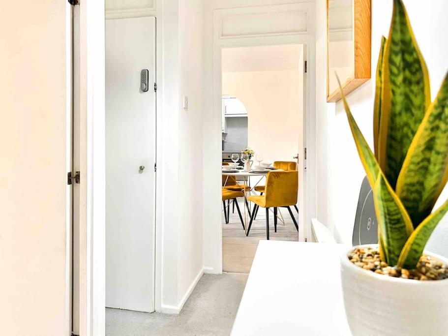 Free Parking - Business Or Relocation - Weekly Or Monthly - 4 Guests By Hofin Stays Short Lets & Serviced * London
