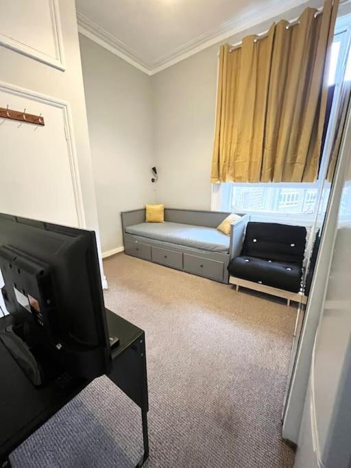 Cosy And Centrally Located Apt