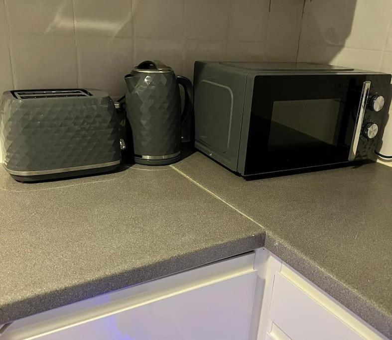 Lovely, Two Bedroom Central Location Apartment