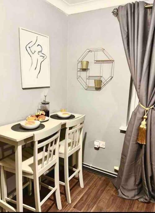 Lovely, Two Bedroom Central Location Apartment London