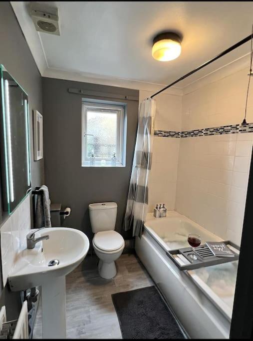 Lovely, Two Bedroom Central Location
