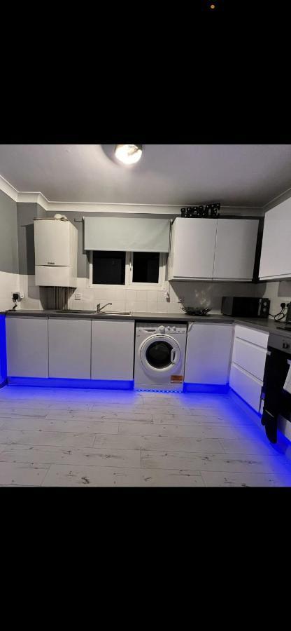 Apartment Lovely, Two Bedroom Central Location *