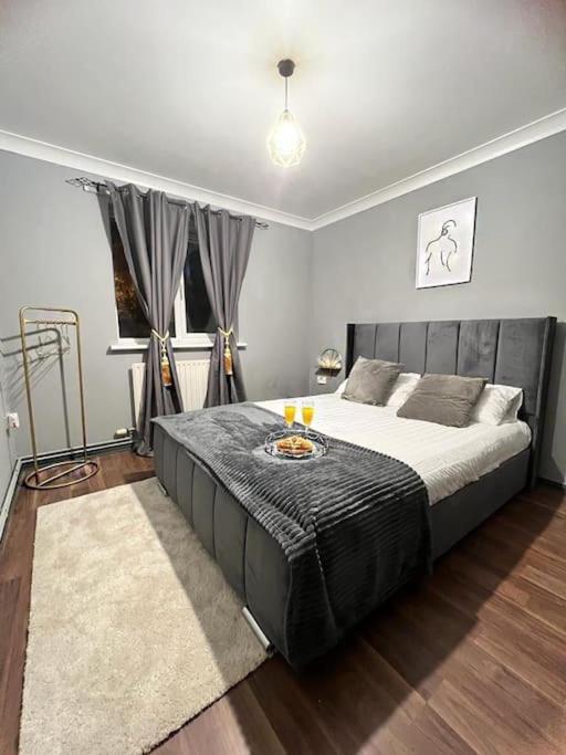 Lovely, Two Bedroom Central Location Apartment London