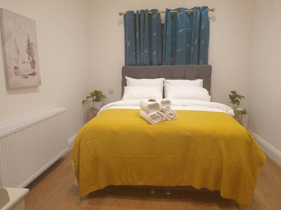 New - Private King Bed -put- With Terrace, Free Parking, Near Tube Appartement Londen