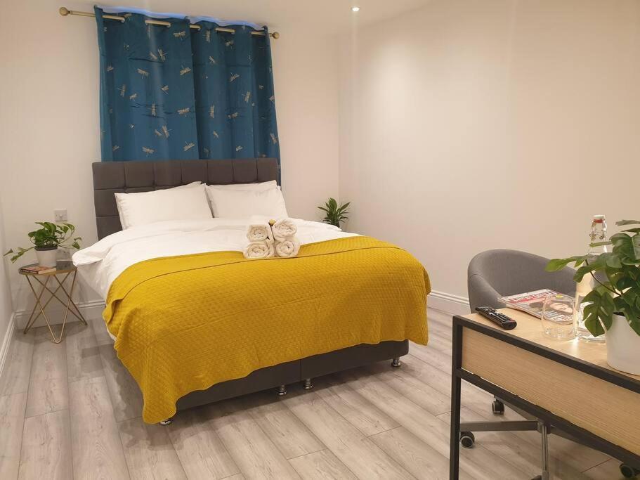 New - Private King Bed -put- With Terrace, Free Parking, Near Tube * London