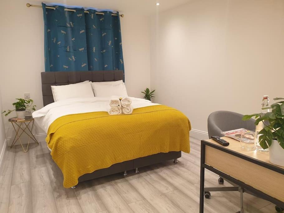 New - Private King Bed -ric- Free Parking, Terrace, Near Tube Appartamento