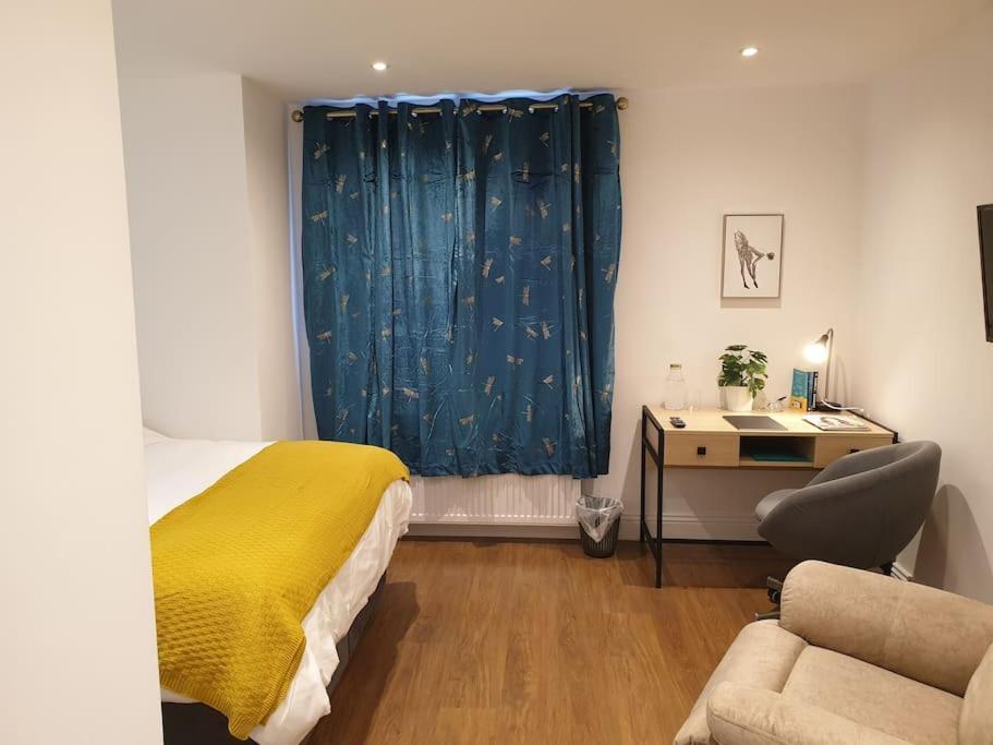 Appartamento New - Private King Bed -ric- Free Parking, Terrace, Near Tube Londra