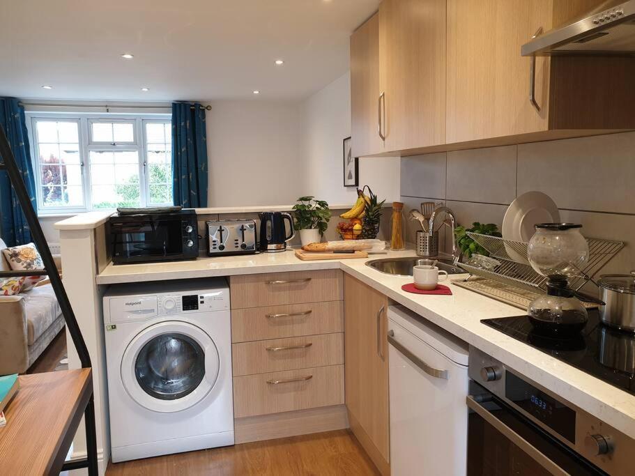 New - Private King Bed -put- With Terrace, Free Parking, Near Tube Lejlighed *