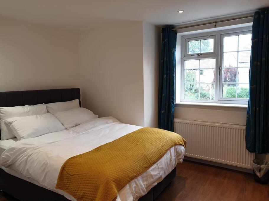 New - Private King Bed -put- With Terrace, Free Parking, Near Tube Londen