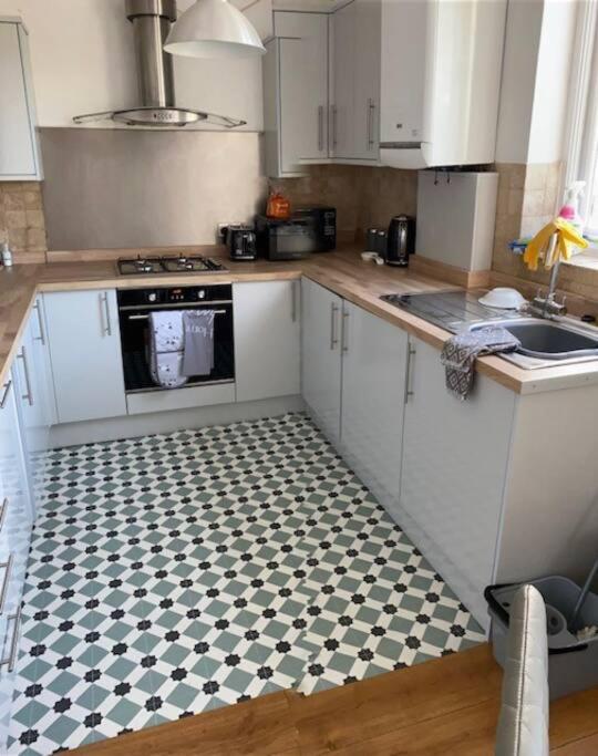 3 Double Bedroomed Flat, Acton. London, Uk Apartment *