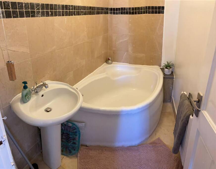 3 Double Bedroomed Flat, Acton. London, Uk Appartement Londen