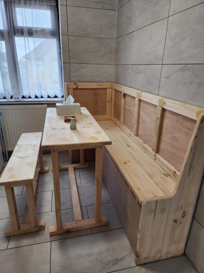 12 Minutes To Kings Cross, 6 Minutes Walks To The Train Station - Free Parking 3 Bed 2 Bath Fully Refurbished Flat No Party Or Gathering Allowed *