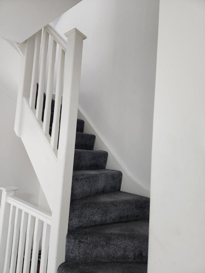 12 Minutes To Kings Cross, 6 Minutes Walks To The Train Station - Free Parking 3 Bed 2 Bath Fully Refurbished Flat No Party Or Gathering Allowed Apartment London