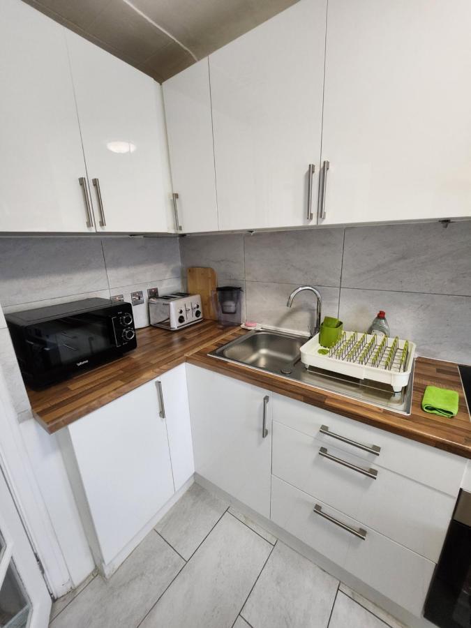 12 Minutes To Kings Cross, 6 Minutes Walks To The Train Station - Free Parking 3 Bed 2 Bath Fully Refurbished Flat No Party Or Gathering Allowed Apartment *