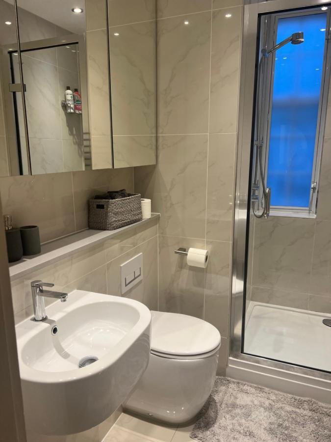 2 Bedroom Just Off Kings Road Apartment