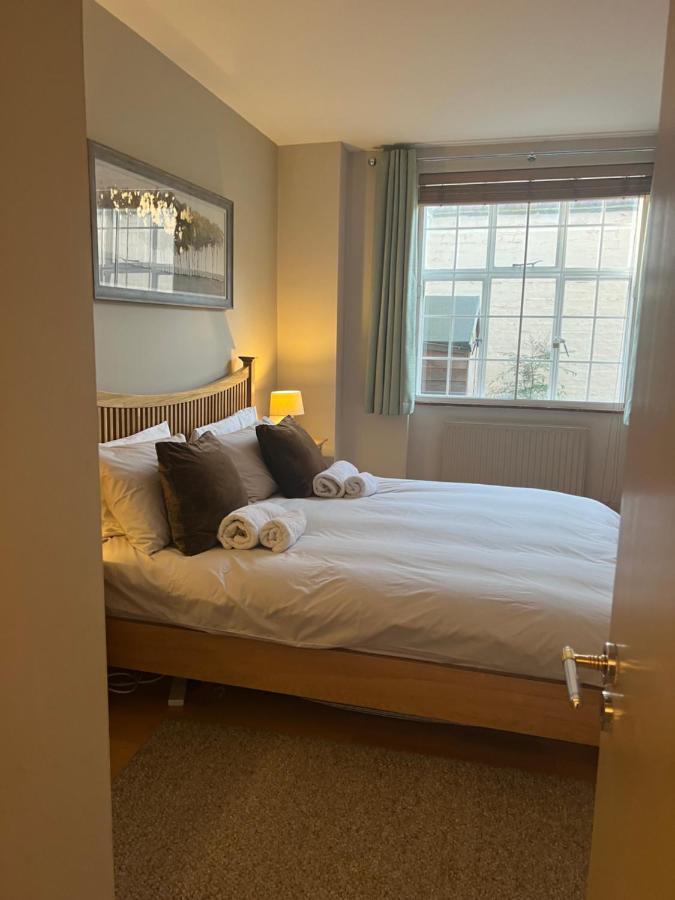 2 Bedroom Just Off Kings Road Apartment London