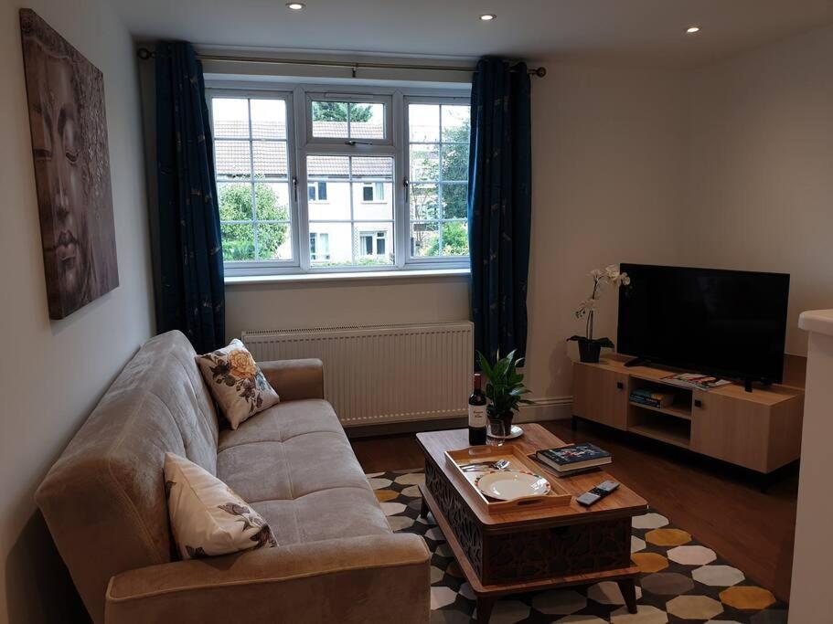 New - Private King Bed -put- With Terrace, Free Parking, Near Tube Appartement Londen