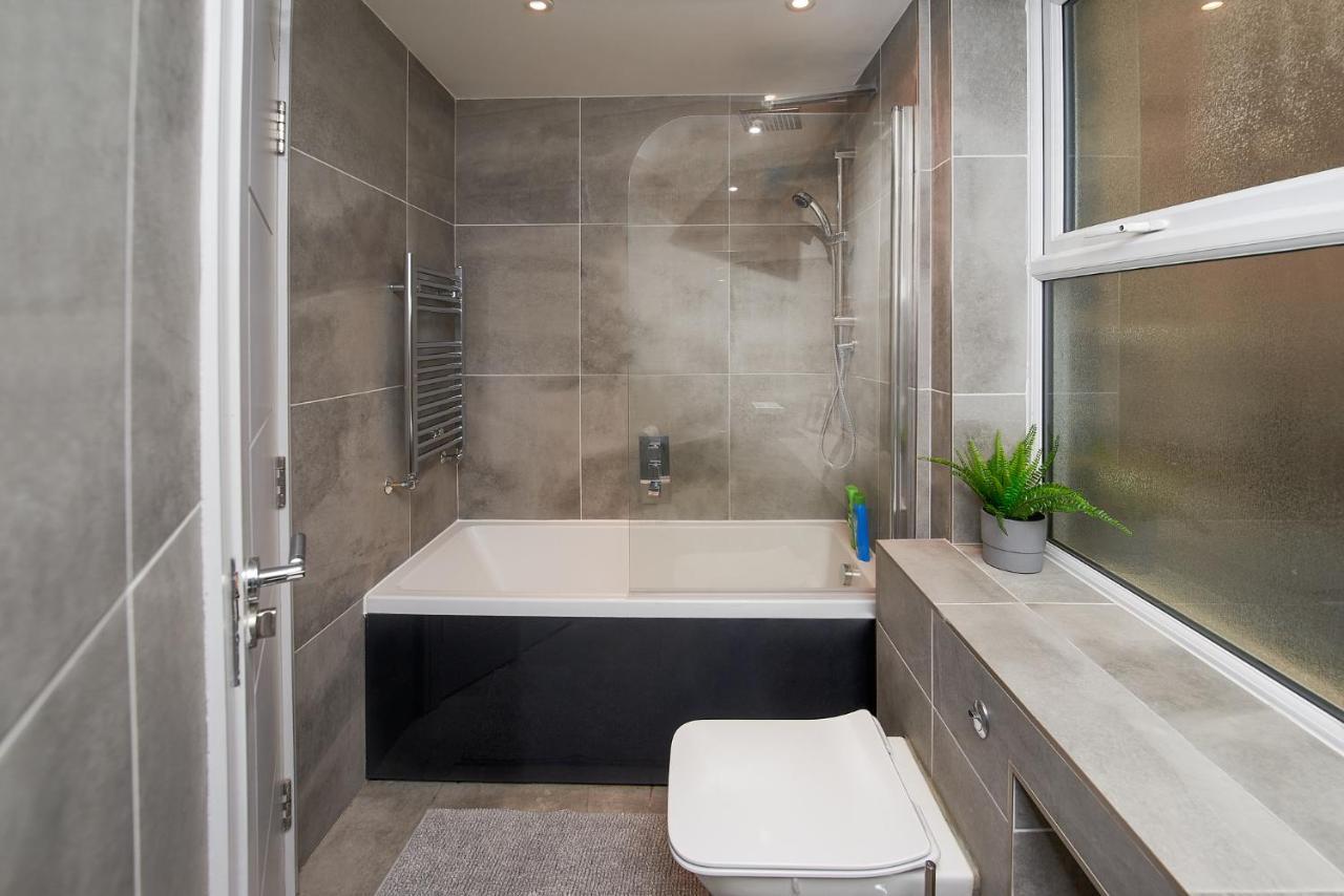 Apartment High Spec 2 Bed W/parking Available