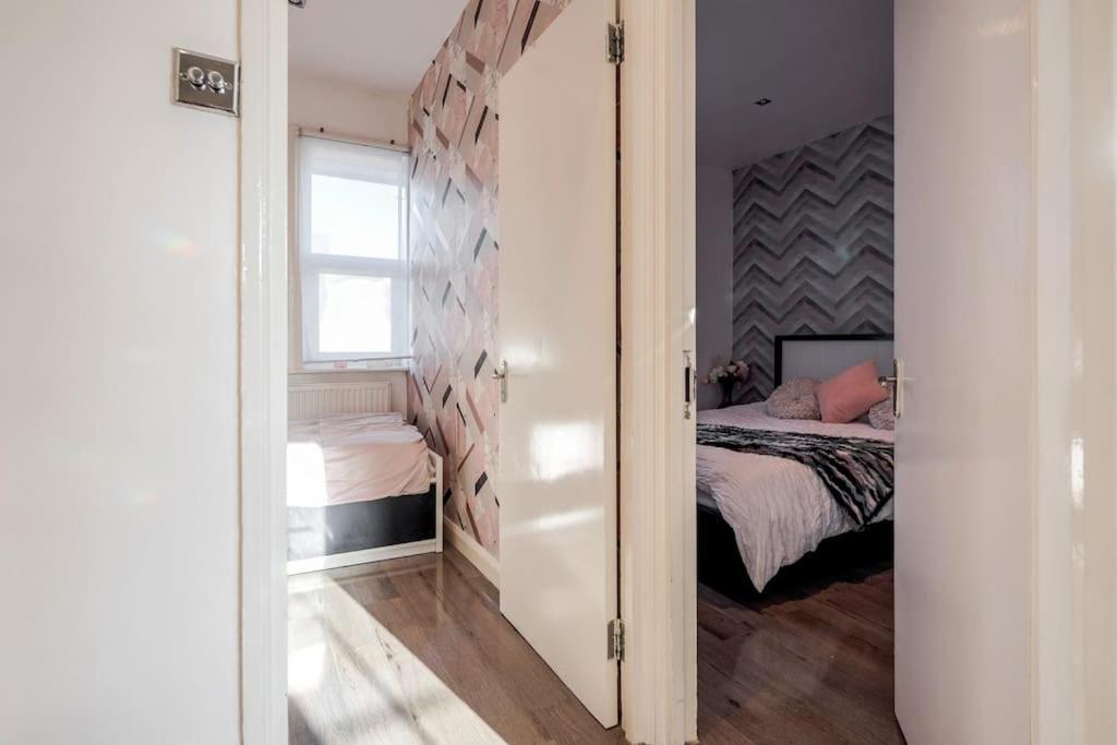 Semesterbostad Spacious 5 Bed, 2 Bathrooms House With A Private Garden *